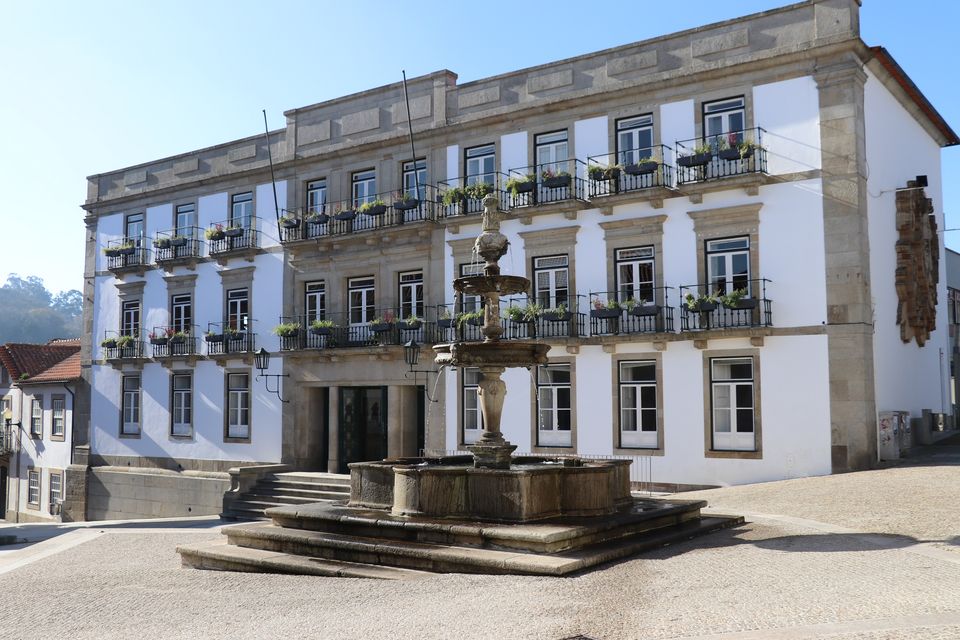Os aplausos da Câmara Municipal perante a suspensão da democracia